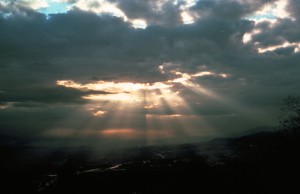 Crepuscular_rays8_-_NOAA