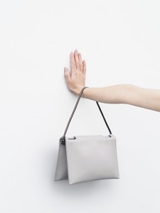 love-aesthetics-aetelier-flat-fold-bag-arm